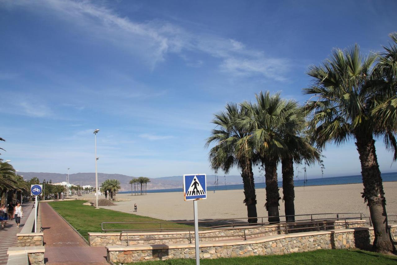 Apartamento En Primera Linea De Playa, Con Vistas A La Playa Y Con Wifi Roquetas de Mar Kültér fotó